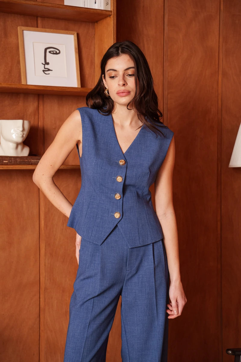 Weste mit goldenem Akzent