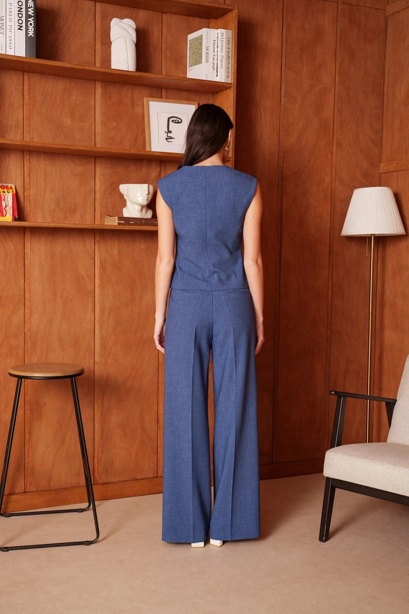 Weste mit goldenem Akzent