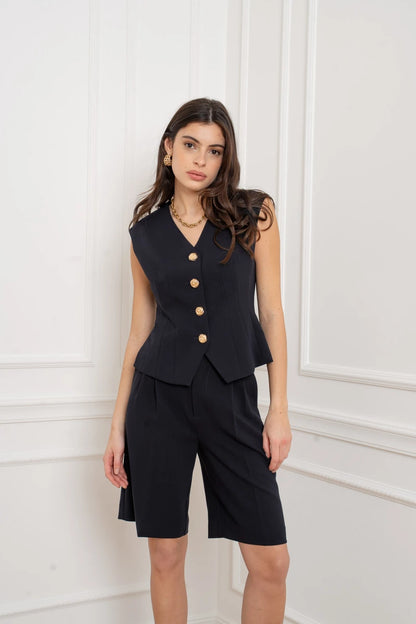 Weste mit goldenem Akzent