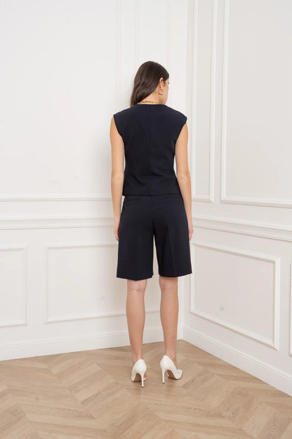 Weste mit goldenem Akzent