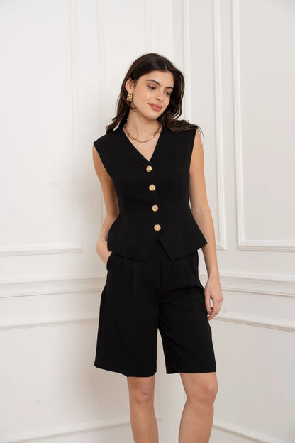 Weste mit goldenem Akzent