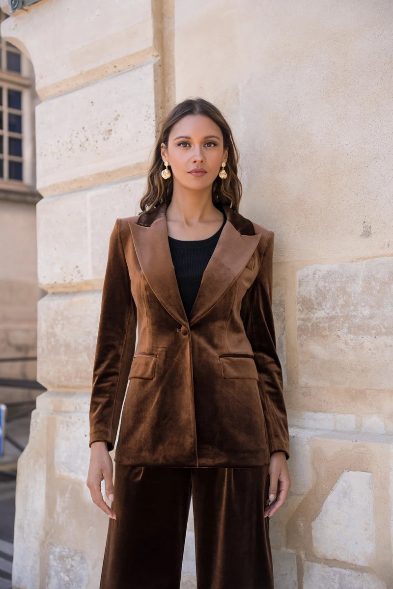 Taillierter Samtblazer mit einem Knopf