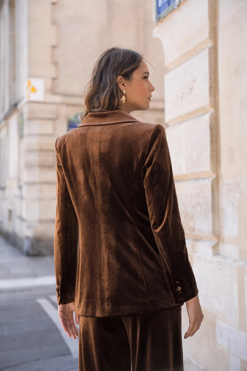 Taillierter Samtblazer mit einem Knopf