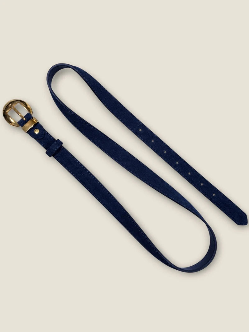 Schmaler Ledergürtel Damen Marineblau mit goldener Schnalle, Detailansicht - Valentina Schuhmann