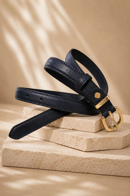 Schmaler Ledergürtel Damen Marineblau mit goldener Schnalle, Detailansicht - Valentina Schuhmann