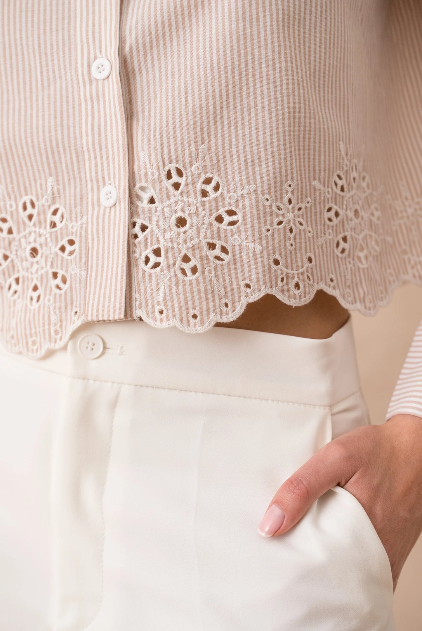 Gestreiftes Baumwollhemd mit Spitzendetails