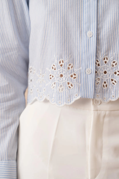 Gestreiftes Baumwollhemd mit Spitzendetails