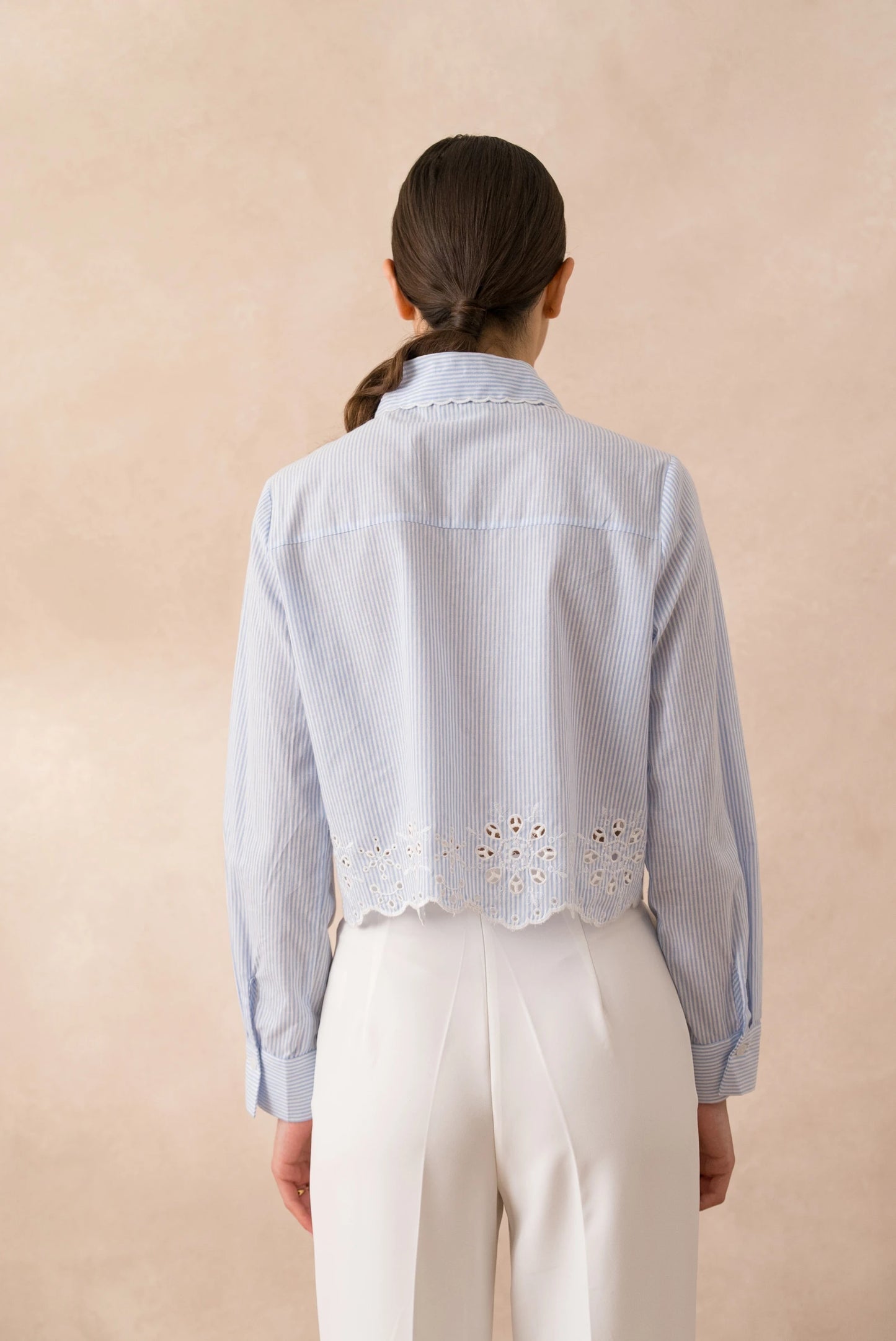 Gestreiftes Baumwollhemd mit Spitzendetails