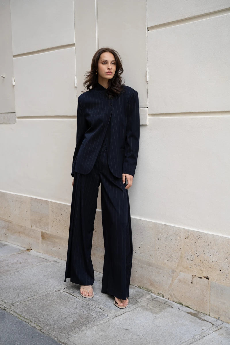 Asymmetrische Streifenjacke mit variablem Stehkragen