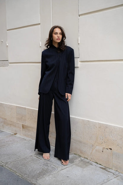 Asymmetrische Streifenjacke mit variablem Stehkragen