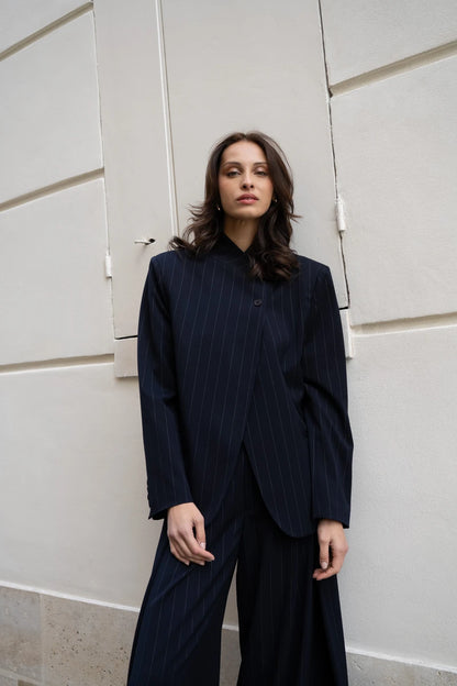 Asymmetrische Streifenjacke mit variablem Stehkragen