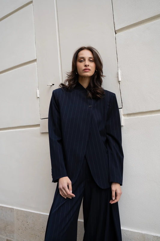 Asymmetrische Streifenjacke mit variablem Stehkragen