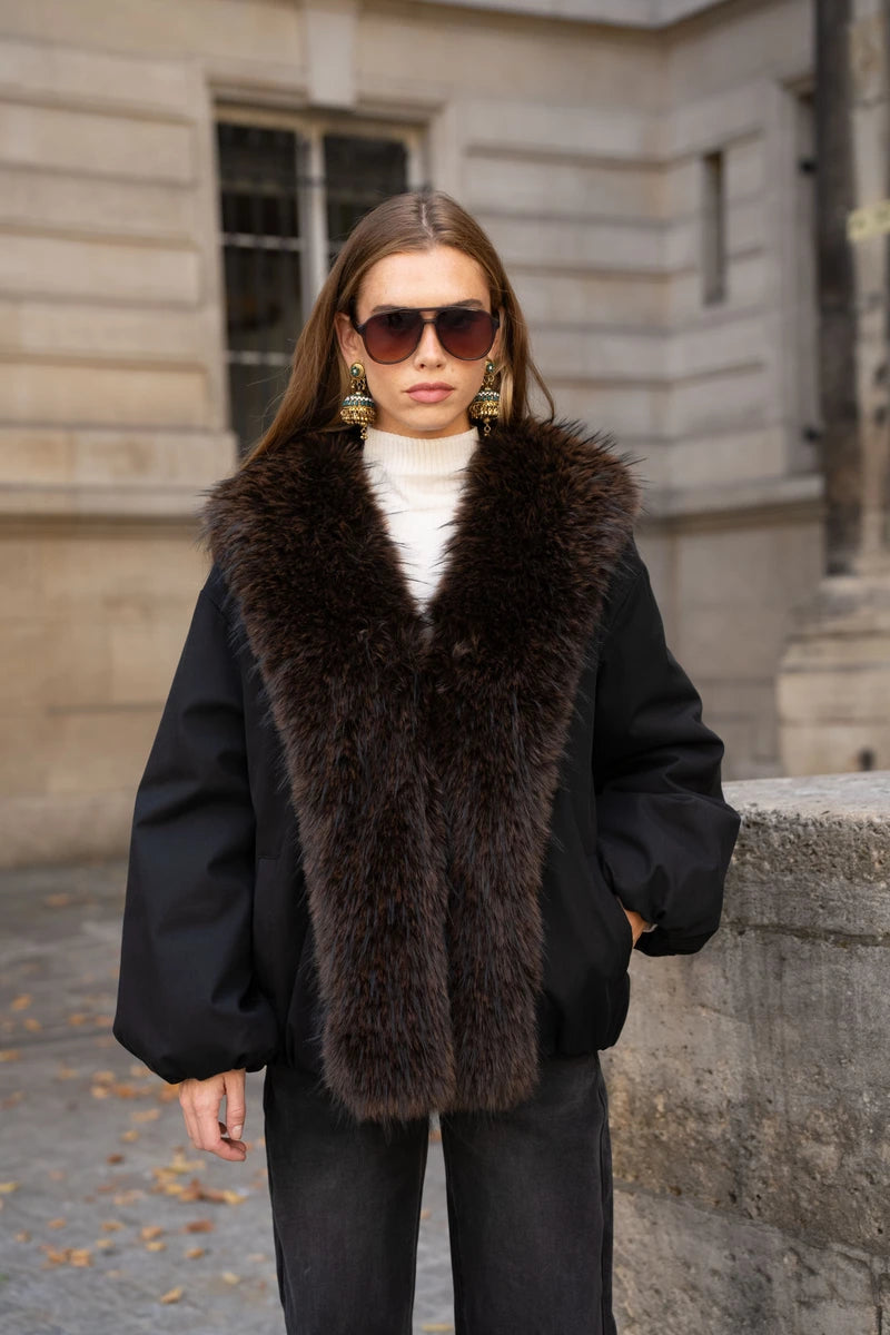 Hüftlange Oversize-Winterjacke mit großem braunem Kunstfellkragen und bauschigen Ärmeln