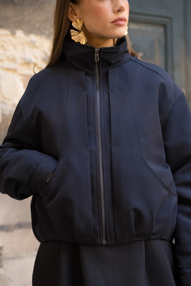 Kurze Daunenjacke im Bomberstil