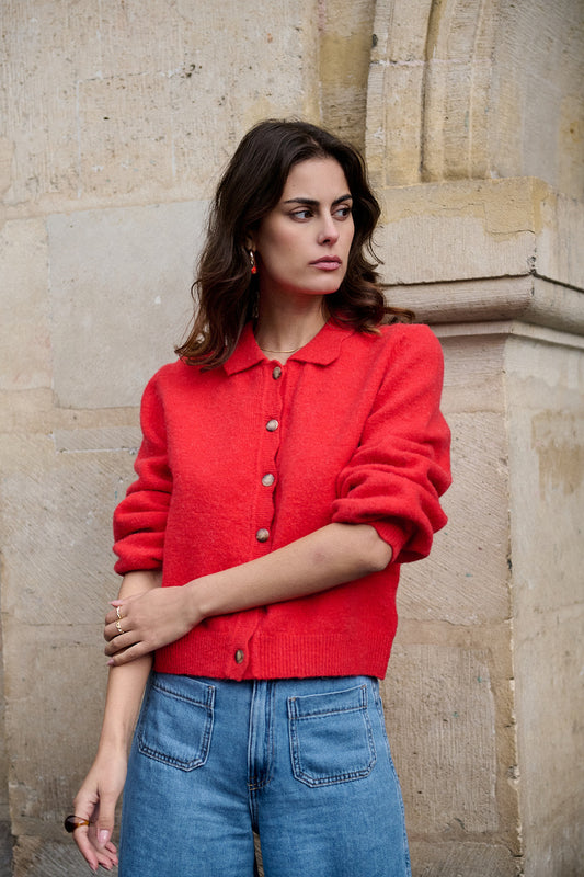 Kurze einfarbige Strickjacke mit Alpaka, Muschelkragen und Knöpfen in Hornoptik