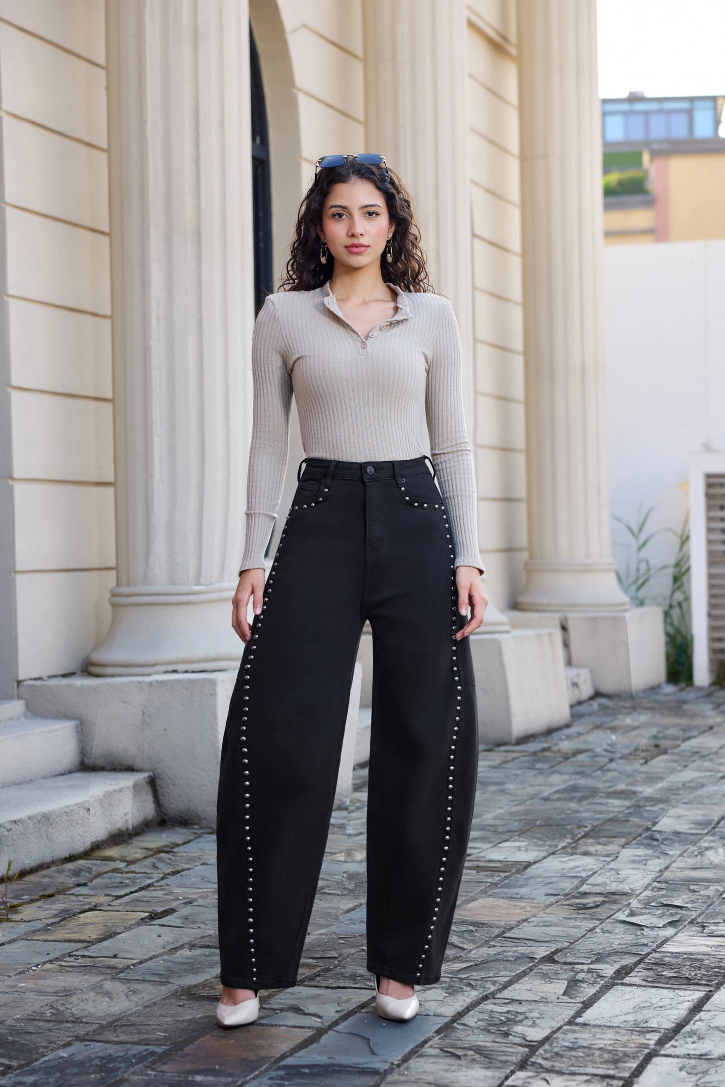 Balloon-Jeans mit Nieten-Details