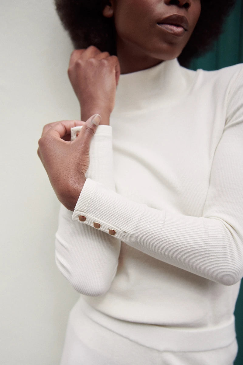 Figurbetontes Longsleeve mit Schmuckknöpfen