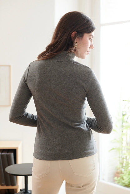 Figurbetontes Longsleeve mit Schmuckknöpfen