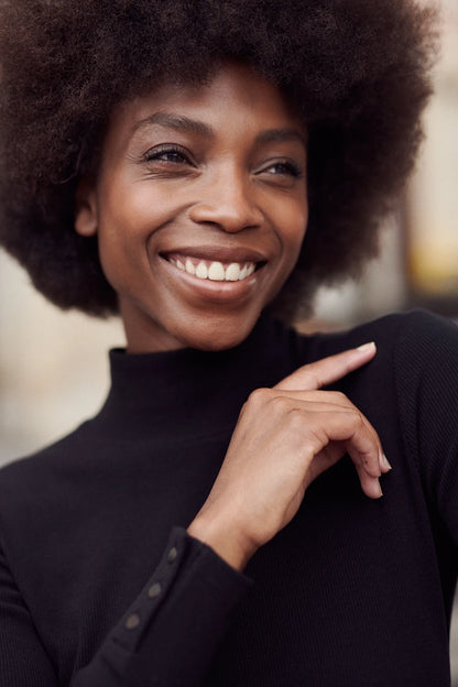 Figurbetontes Longsleeve mit Schmuckknöpfen