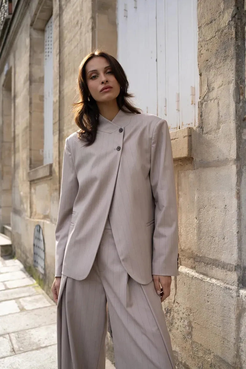 Asymmetrische Streifenjacke mit variablem Stehkragen