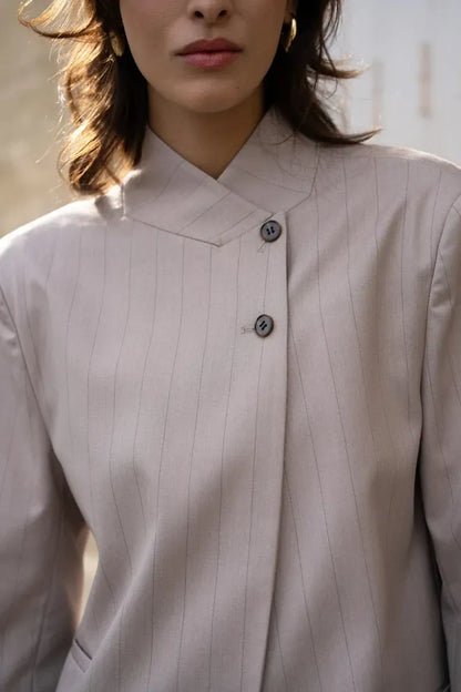 Asymmetrische Streifenjacke mit variablem Stehkragen