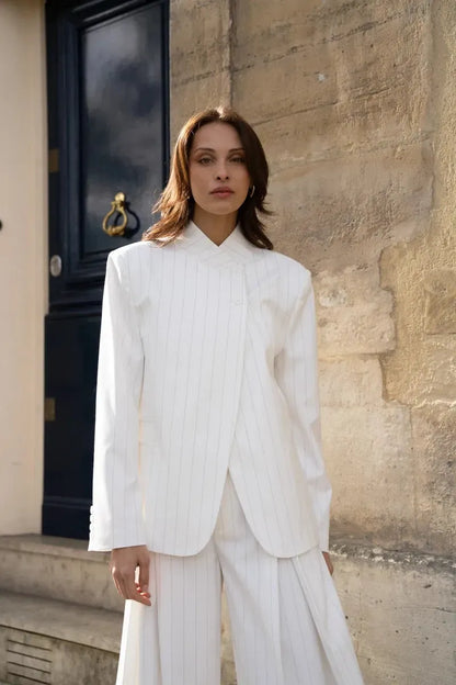 Asymmetrische Streifenjacke mit variablem Stehkragen