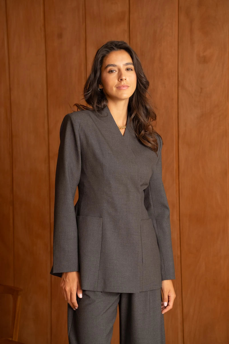 Asymmetrische taillierte Zweireiher-Jacke
