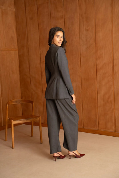 Asymmetrische taillierte Zweireiher-Jacke