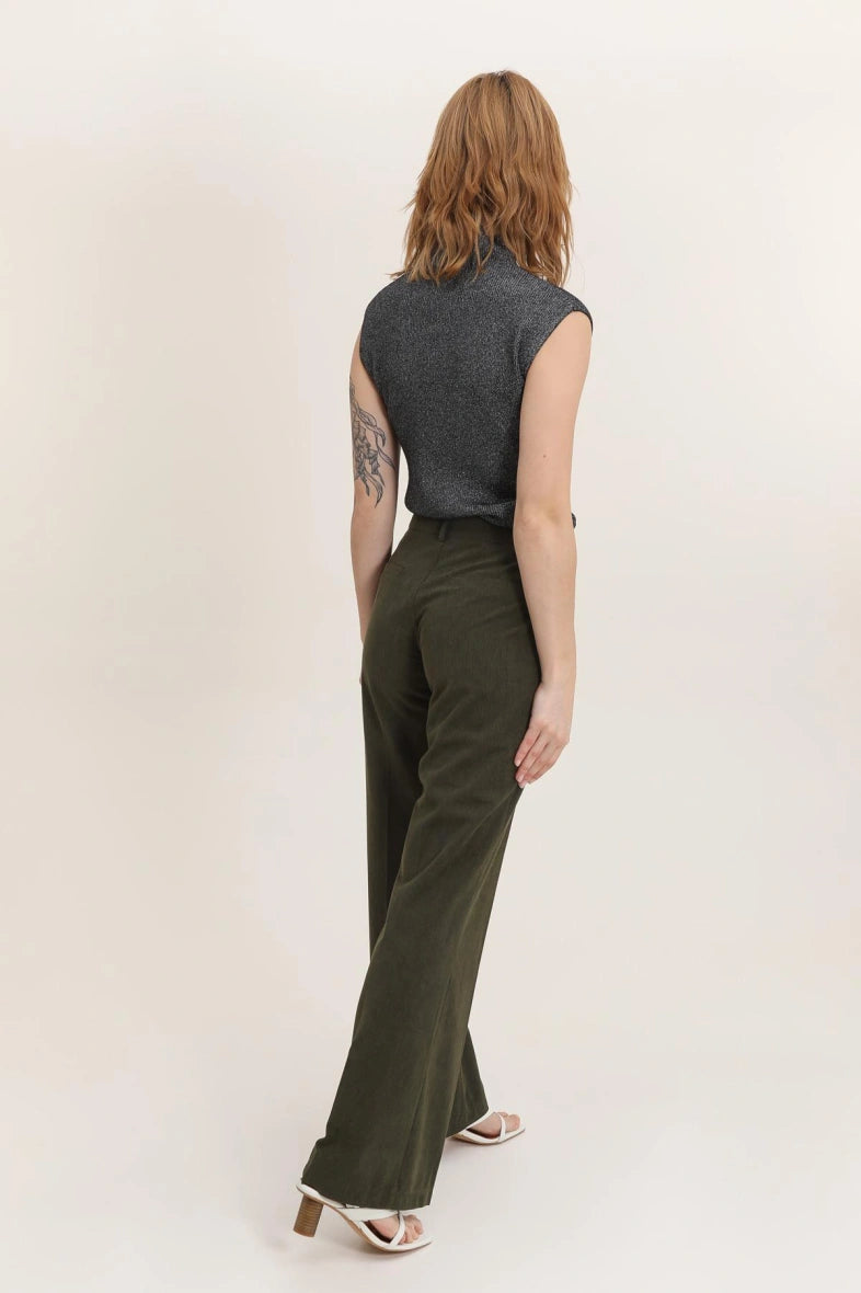 Gerade geschnittene Samthose mit Taschen