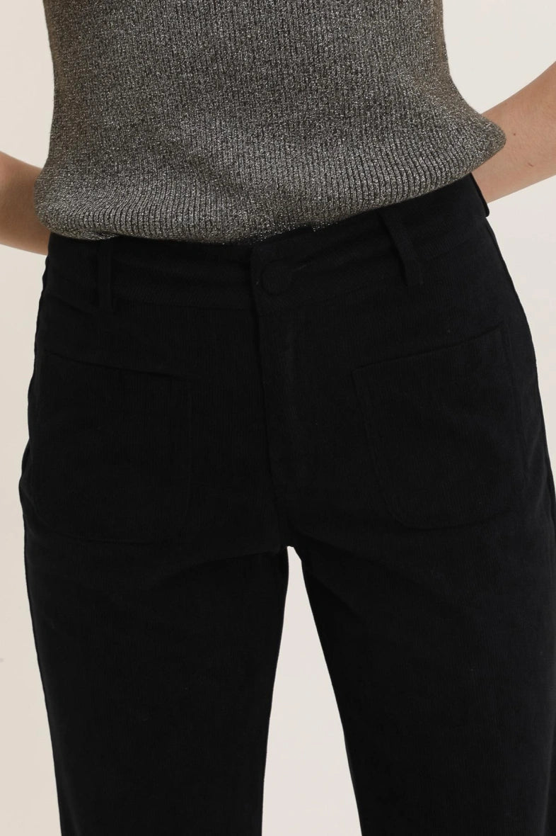 Gerade geschnittene Samthose mit Taschen