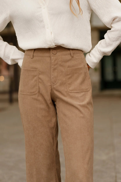 Gerade geschnittene Samthose mit Taschen