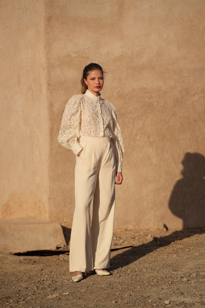 Weite Hose mit Accessoires