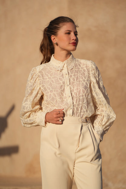 Weite Hose mit Accessoires