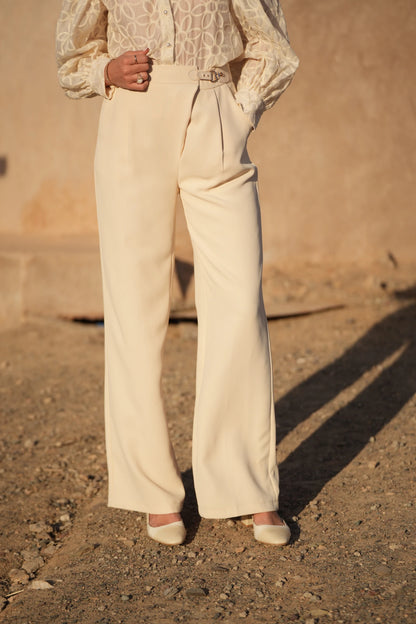 Weite Hose mit Accessoires