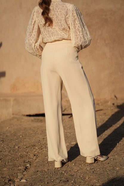 Weite Hose mit Accessoires