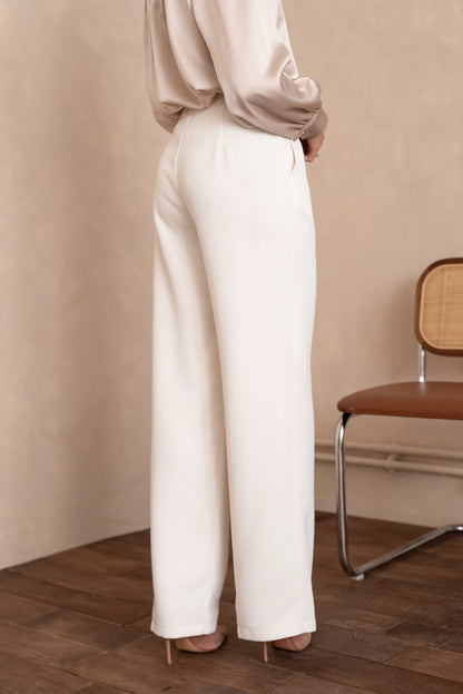 Weite Hose mit Accessoires