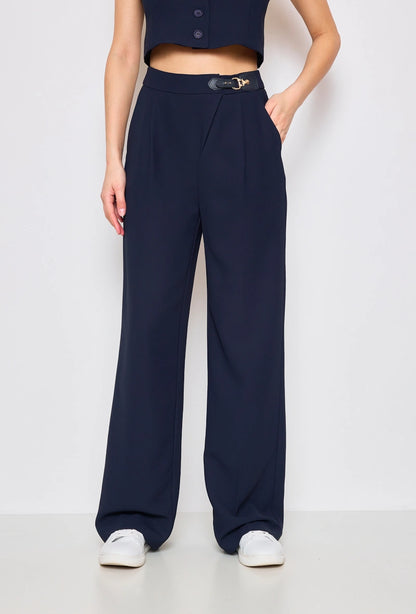 Weite Hose mit Accessoires