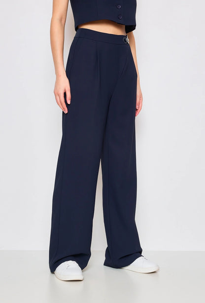 Weite Hose mit Accessoires
