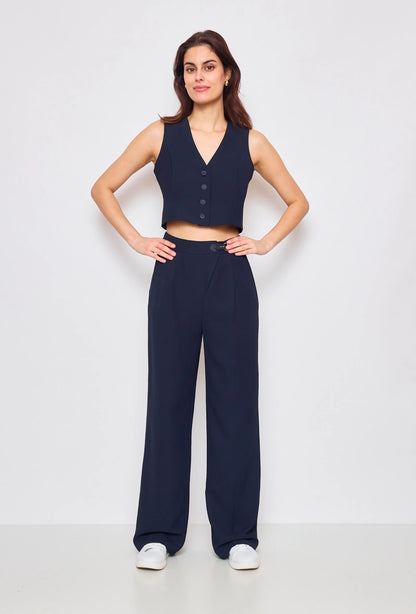 Weite Hose mit Accessoires
