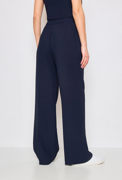 Weite Hose mit Accessoires