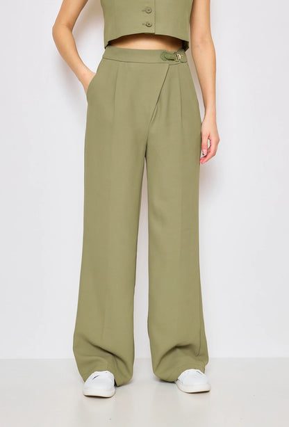 Weite Hose mit Accessoires