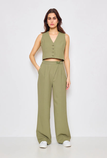 Weite Hose mit Accessoires