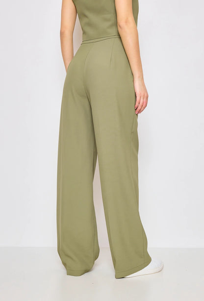 Weite Hose mit Accessoires