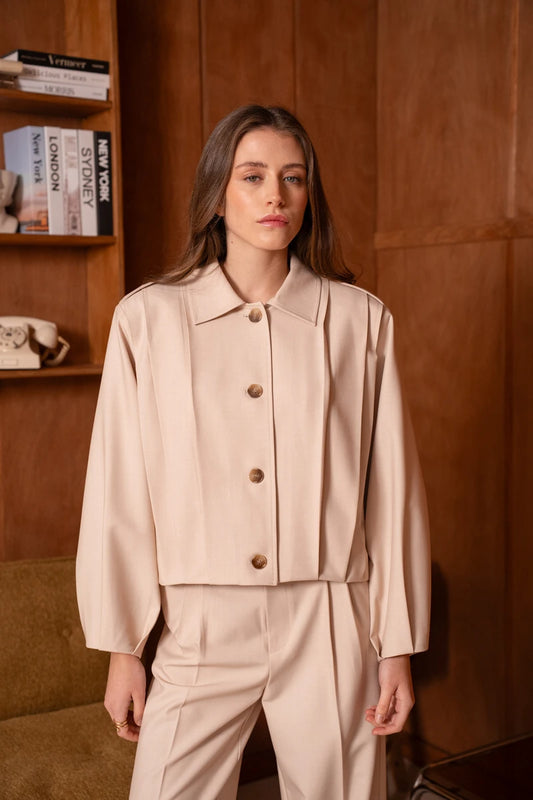 Strukturierte Kurzjacke mit architektonischer Faltenlegung