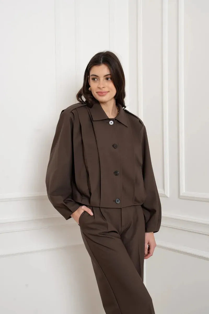 Strukturierte Kurzjacke mit architektonischer Faltenlegung