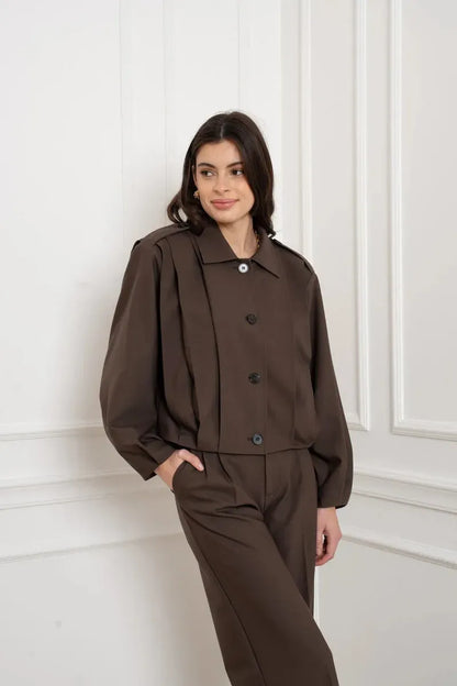 Strukturierte Kurzjacke mit architektonischer Faltenlegung