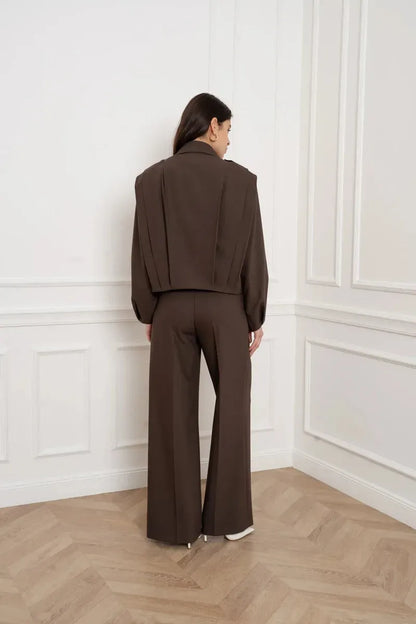 Strukturierte Kurzjacke mit architektonischer Faltenlegung