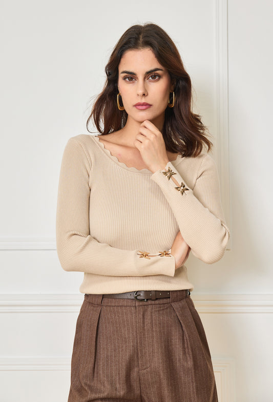 Pullover mit goldenen Details an den Ärmeln