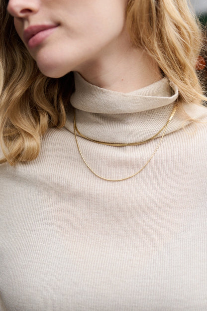 Slim-Fit Pullover aus Kaschmir-Mix mit hohem Kragen