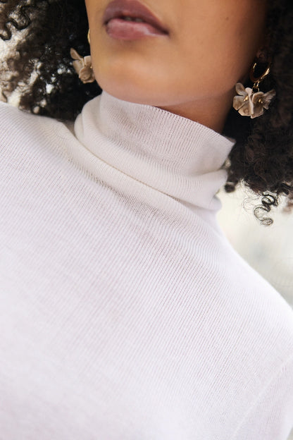 Slim-Fit Pullover aus Kaschmir-Mix mit hohem Kragen